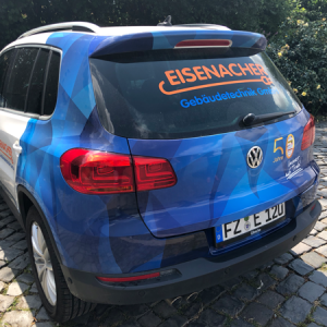 Teilfolierung eines Autos, Heckansicht mit Logo und Motiv