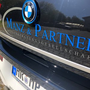 Fahrzeugbeschriftung eines Firmenwagens mit Logo